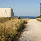 Continuiamo a camminare sul sentiero, lasciandoci la baia alla nostra sinistra. Arriviamo cos� davanti al mare aperto, in un punto caratterizzato dalla presenza di un edificio color panna da poco ristrutturato che ha di fronte solo ed esclusivamente la vista dell�Adriatico